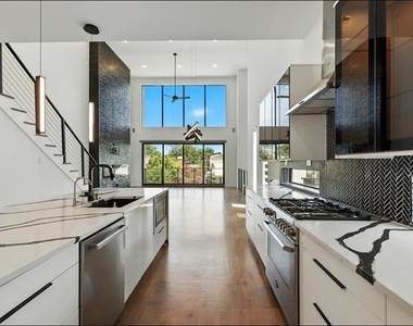 3523 N Versailles Avenue - Photo Thumbnail 24