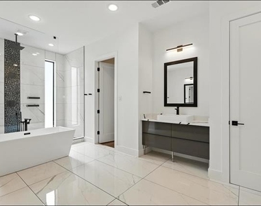 3523 N Versailles Avenue - Photo Thumbnail 30
