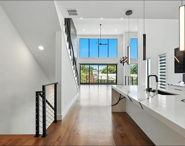 3523 N Versailles Avenue - Photo Thumbnail 27