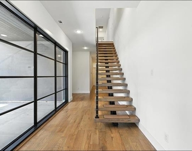3523 N Versailles Avenue - Photo Thumbnail 6