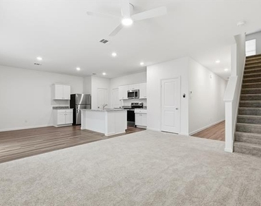 2106 Meadow Park Drive - Photo Thumbnail 8