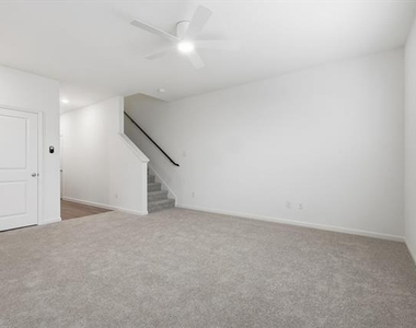 2106 Meadow Park Drive - Photo Thumbnail 7
