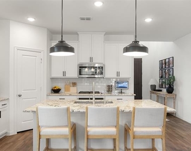 1429 Ross Avenue - Photo Thumbnail 4