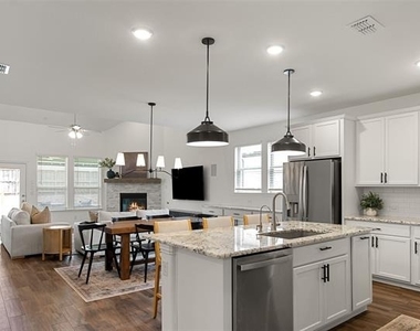 1429 Ross Avenue - Photo Thumbnail 8