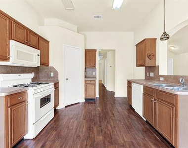9005 Warren Drive - Photo Thumbnail 10