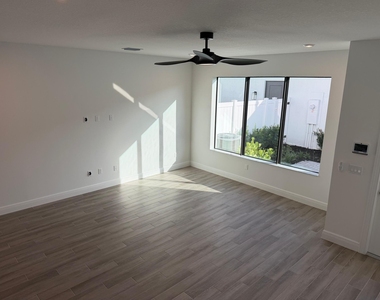 7528 Sw Hosford Street - Photo Thumbnail 4