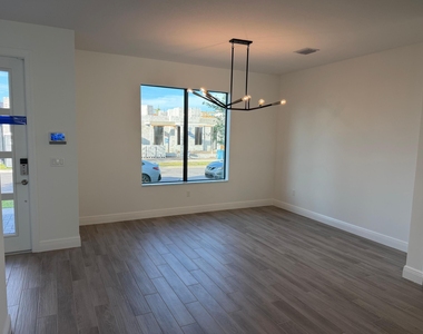 7528 Sw Hosford Street - Photo Thumbnail 5