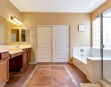 2244 W Spur Drive - Photo Thumbnail 7