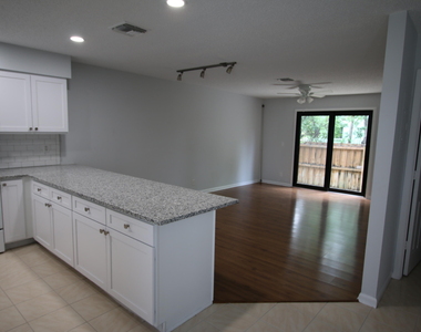 324 W Pine Street - Photo Thumbnail 1