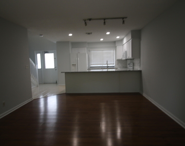 324 W Pine Street - Photo Thumbnail 2