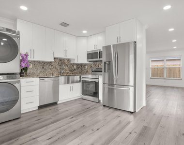 3421 Ne 5th Avenue - Photo Thumbnail 2