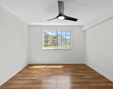 300 Crestwood Court N - Photo Thumbnail 9