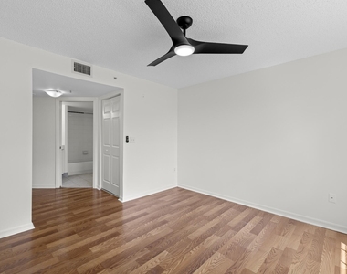 300 Crestwood Court N - Photo Thumbnail 10