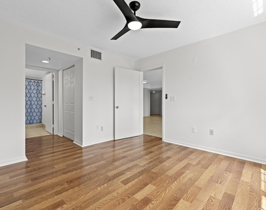 300 Crestwood Court N - Photo Thumbnail 14