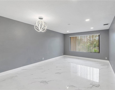 11477 Nw 39th Court - Photo Thumbnail 7