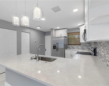 11477 Nw 39th Court - Photo Thumbnail 2