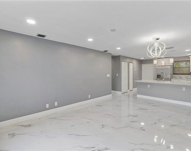 11477 Nw 39th Court - Photo Thumbnail 6