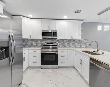 11477 Nw 39th Court - Photo Thumbnail 5