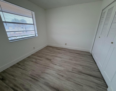 918 Twin Lakes Drive - Photo Thumbnail 16