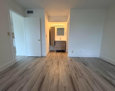 918 Twin Lakes Drive - Photo Thumbnail 22