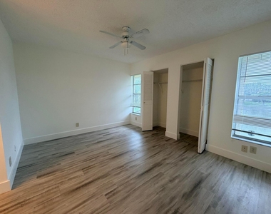 918 Twin Lakes Drive - Photo Thumbnail 21