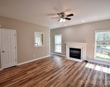 2941 Glen Summit Drive - Photo Thumbnail 3