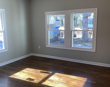 808 Weldon Street N - Photo Thumbnail 4