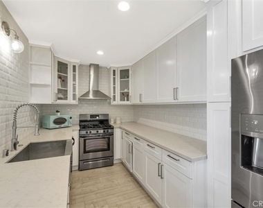 17227 Keswick Street - Photo Thumbnail 13