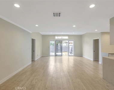 17227 Keswick Street - Photo Thumbnail 8