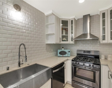17227 Keswick Street - Photo Thumbnail 12