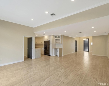 17227 Keswick Street - Photo Thumbnail 7