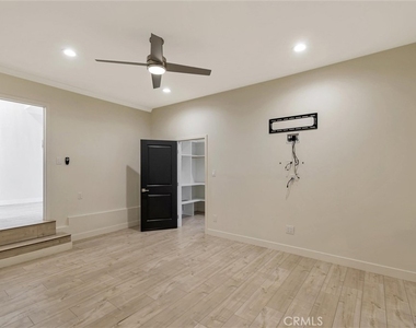 17227 Keswick Street - Photo Thumbnail 15
