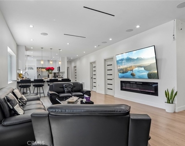4432 Melbourne Avenue - Photo Thumbnail 4