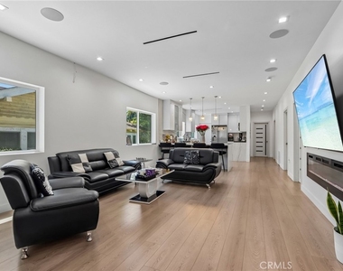 4432 Melbourne Avenue - Photo Thumbnail 5