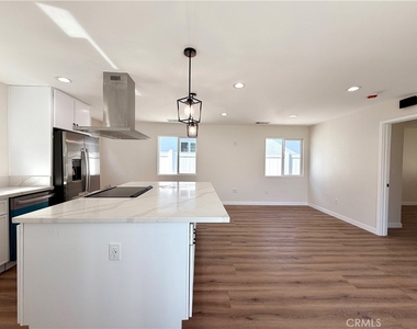 18756 Cohasset Street - Photo Thumbnail 3