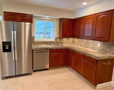975 Inverness Way - Photo Thumbnail 4