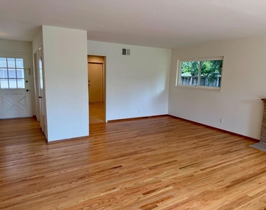 975 Inverness Way - Photo Thumbnail 3