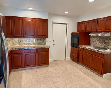 975 Inverness Way - Photo Thumbnail 6