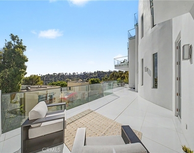 9459 Beverly Crest - Photo Thumbnail 26