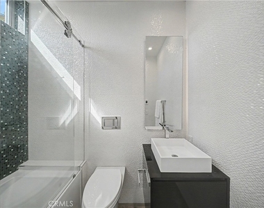 9459 Beverly Crest - Photo Thumbnail 42