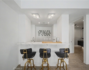 9459 Beverly Crest - Photo Thumbnail 18