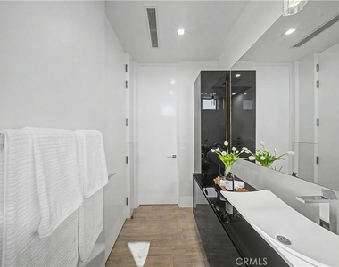 9459 Beverly Crest - Photo Thumbnail 37