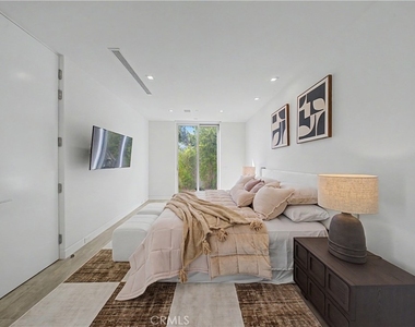 9459 Beverly Crest - Photo Thumbnail 39