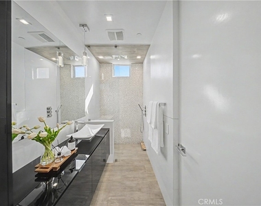 9459 Beverly Crest - Photo Thumbnail 36