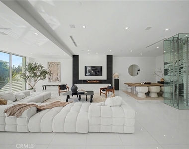 9459 Beverly Crest - Photo Thumbnail 8