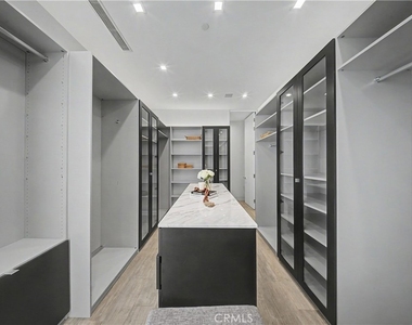 9459 Beverly Crest - Photo Thumbnail 31