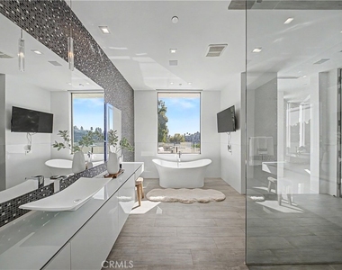 9459 Beverly Crest - Photo Thumbnail 21