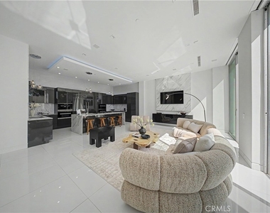 9459 Beverly Crest - Photo Thumbnail 6