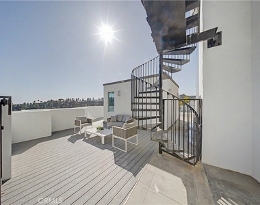 9459 Beverly Crest - Photo Thumbnail 53