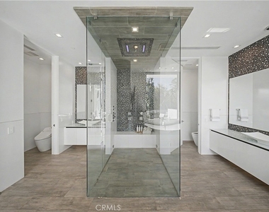 9459 Beverly Crest - Photo Thumbnail 22